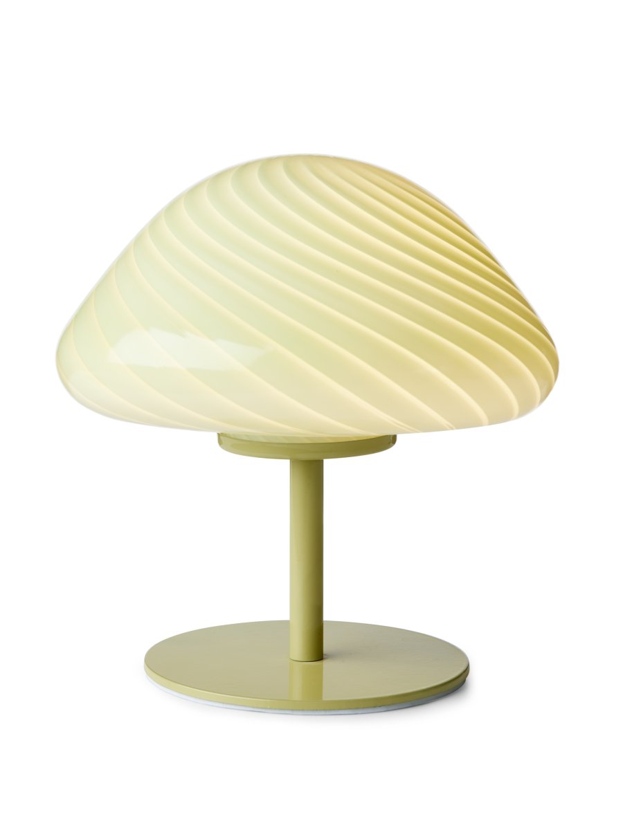 Mini Mush 17cm Olijf tafellamp Van Halo Design - De unieke, golfvormige lampenkap zorgt voor een zachte en aangename lichtverdeling, ideaal om in elke kamer een gezellige sfeer te creëren.