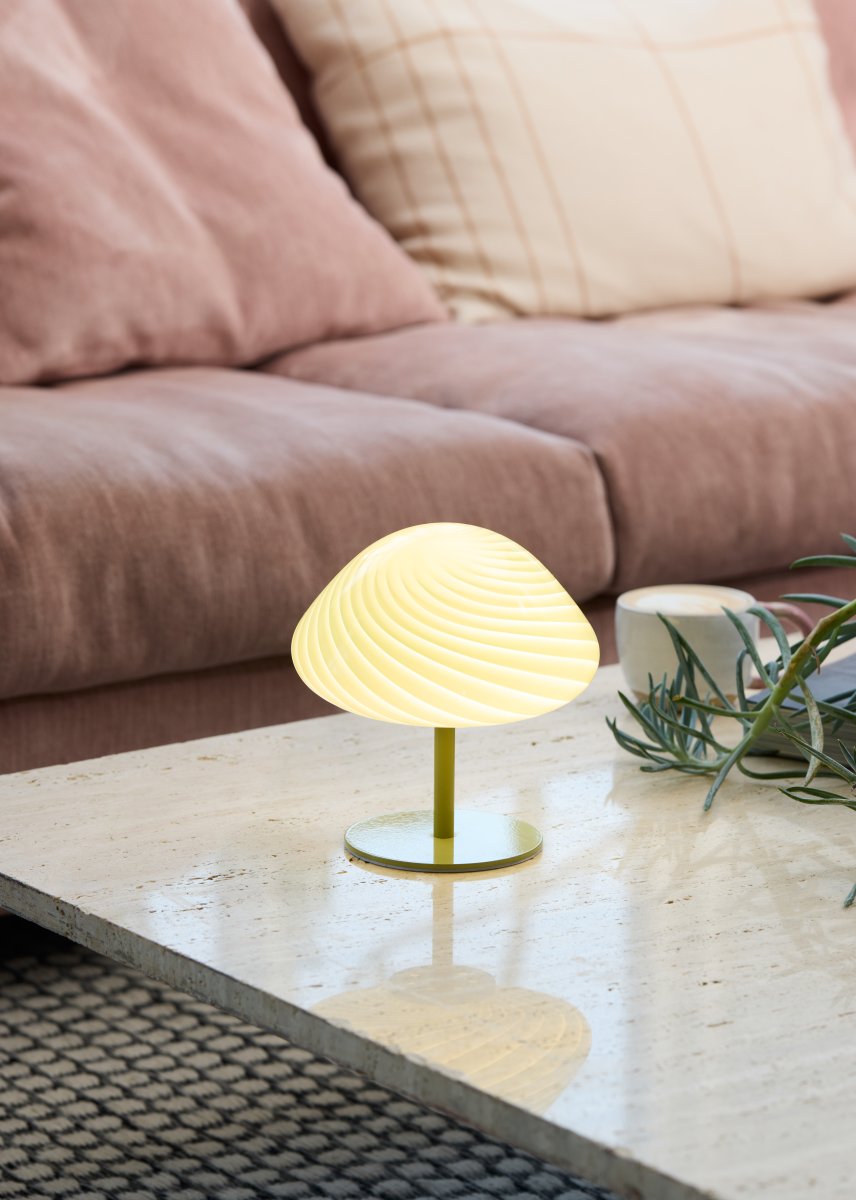 Mini Mush 17cm Olijf tafellamp Van Halo Design - De unieke, golfvormige lampenkap zorgt voor een zachte en aangename lichtverdeling, ideaal om in elke kamer een gezellige sfeer te creëren.