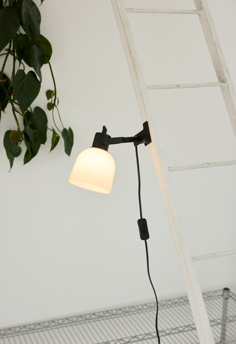 Glow Zwart klemlamp Van Halo Design - Glow is een stijlvolle klemlamp met Scandinavisch design.