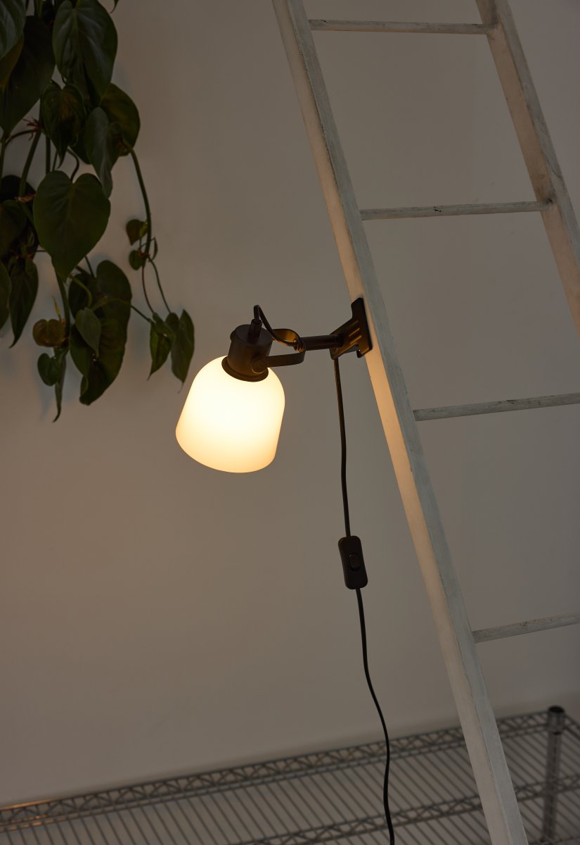 Glow Zwart klemlamp Van Halo Design - Glow is een stijlvolle klemlamp met Scandinavisch design.