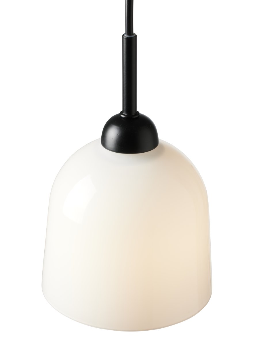 Glow Ø12 Wit hanglamp Van Halo Design - Het is aan te raden om er meerdere op een rij te plaatsen, verspreid over de eettafel of in de keuken.