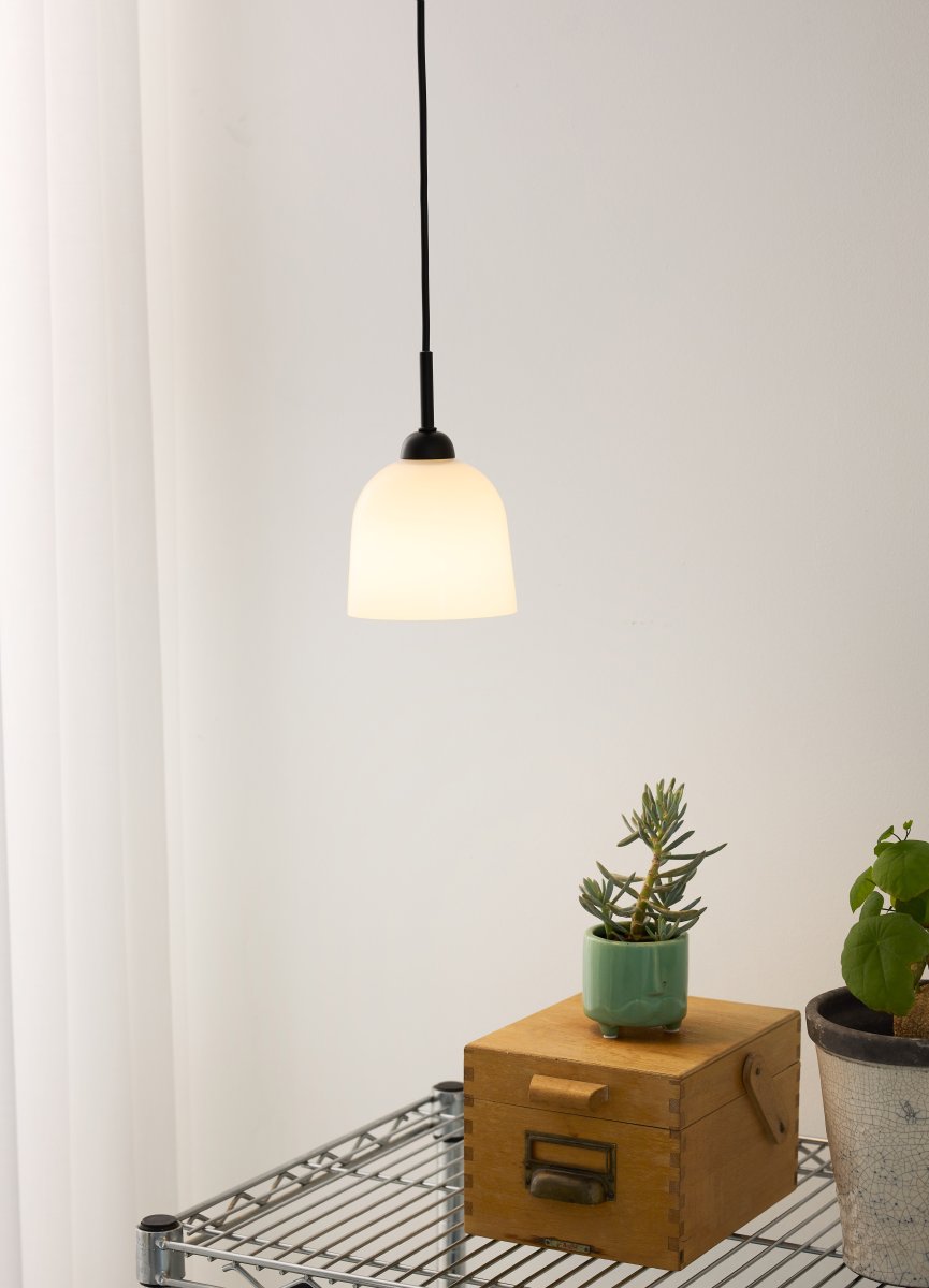 Glow Ø12 Wit hanglamp Van Halo Design - Het is aan te raden om er meerdere op een rij te plaatsen, verspreid over de eettafel of in de keuken.