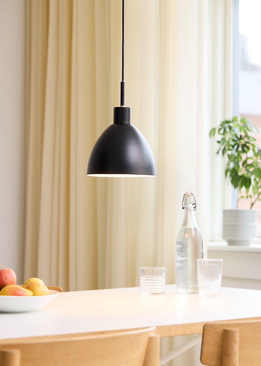 Rock Ø20 Zwart hanglamp Van Halo Design - De Rock plafondlamp is een moderne klassieker met een industri&euml;le touch die perfect past in het stijlbewuste interieur.