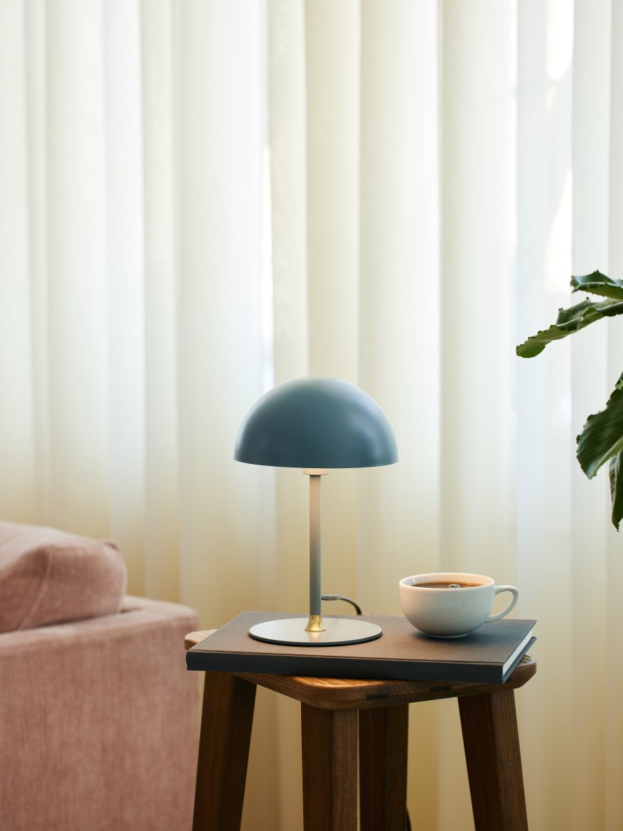 Boogie 25cm Blauw tafellamp Van Halo Design - Boogie is een prachtige tafellamp met een retro design.