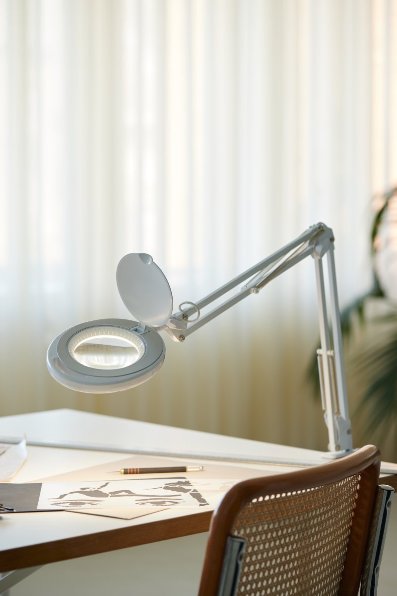 Magni Archi Wit klemlamp Van Halo Design - Magni is een praktische bureaulamp die u met de klem eenvoudig aan de rand van de tafel bevestigt.