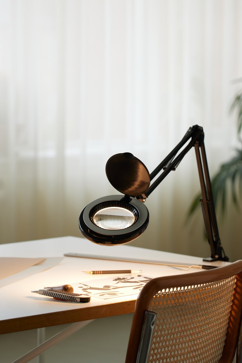 Magni Archi Zwart klemlamp Van Halo Design - Magni is een praktische bureaulamp die u met de klem eenvoudig aan de rand van de tafel bevestigt.