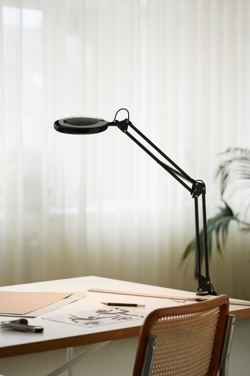 Magni Archi Zwart klemlamp Van Halo Design - Magni is een praktische bureaulamp die u met de klem eenvoudig aan de rand van de tafel bevestigt.