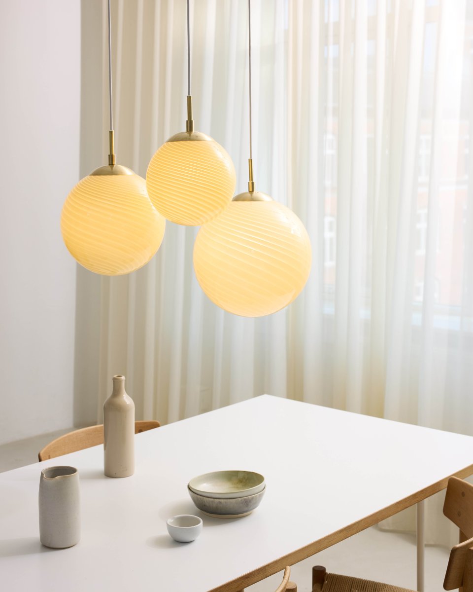 Candy Ball Ø30 Crème wit hanglamp Van Halo Design - De ronde kap is gemaakt van handgeblazen crèmekleurig glas met een decoratief, gedraaid patroon dat de lamp een unieke uitstraling geeft.