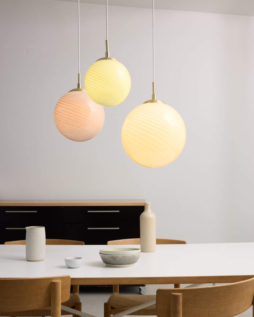 Candy Ball Ø30 Crème wit hanglamp Van Halo Design - De ronde kap is gemaakt van handgeblazen crèmekleurig glas met een decoratief, gedraaid patroon dat de lamp een unieke uitstraling geeft.