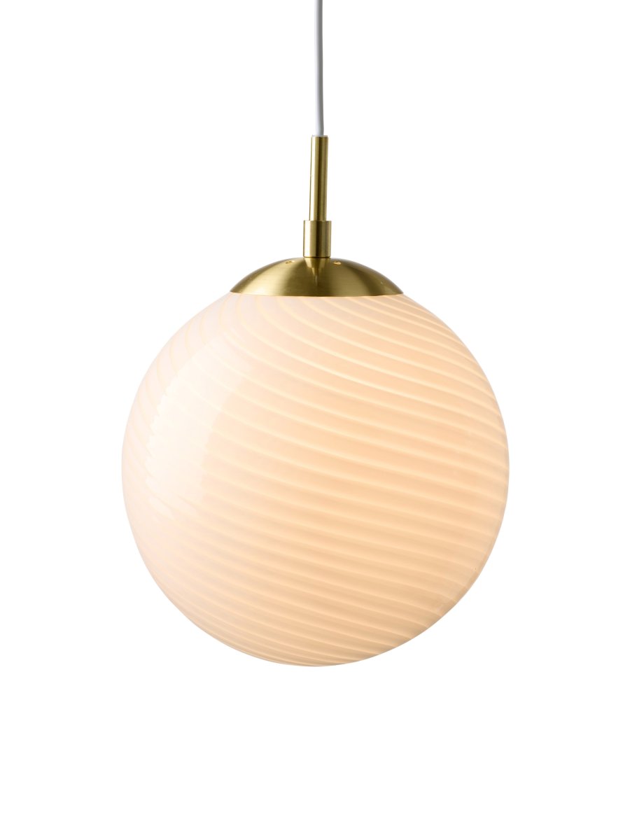  Candy Ball Ø25 Wit hanglamp Van Halo Design - Met zijn tijdloze design past Candy Ball net zo goed in een vensterbank als boven een bijzettafel of in een groepje boven de eettafel.