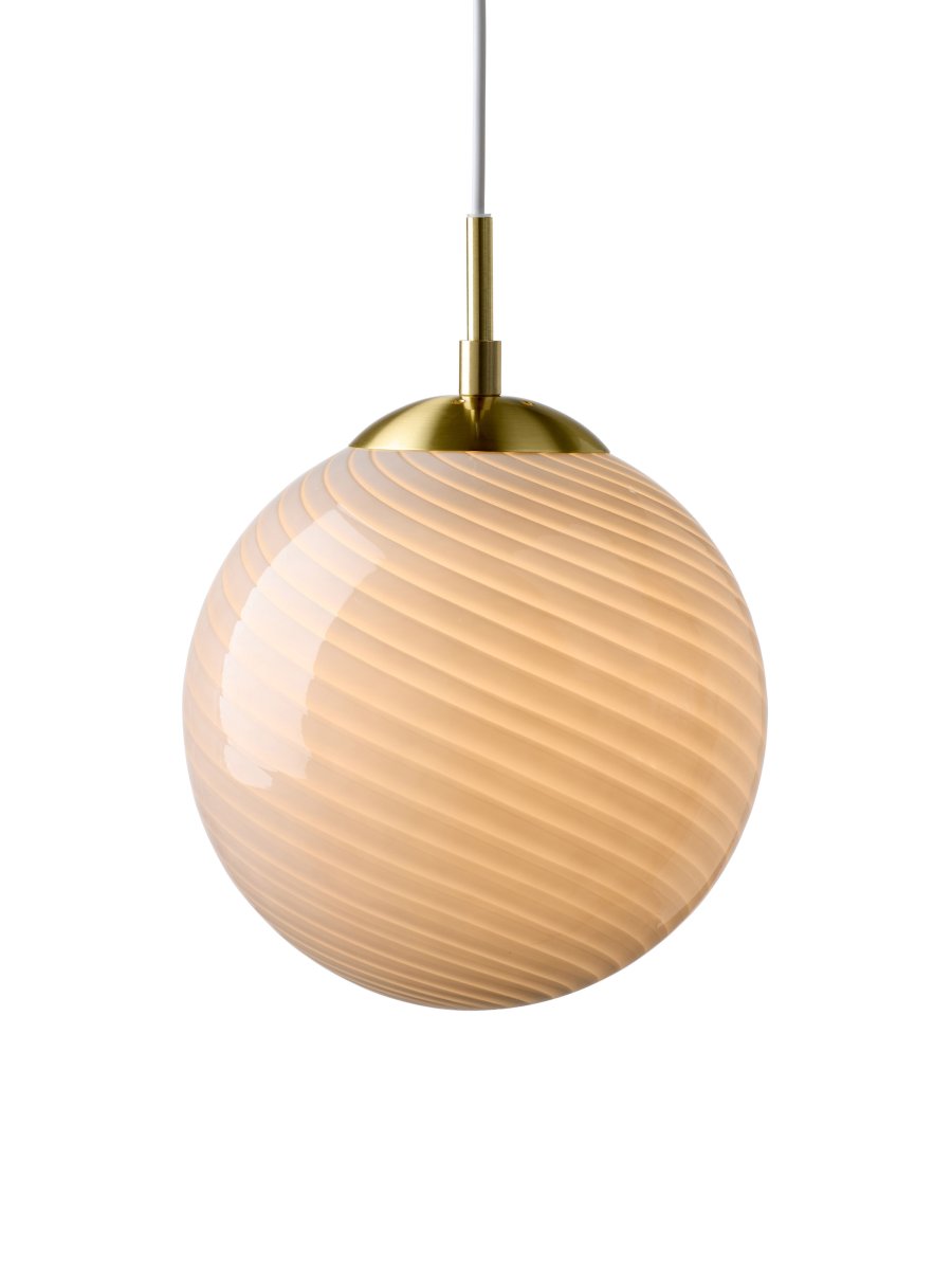 Candy Ball Ø25 Grijs hanglamp Van Halo Design - De ronde kap is gemaakt van mondgeblazen grijs glas met een decoratief, gedraaid patroon dat de lamp een unieke uitstraling geeft.