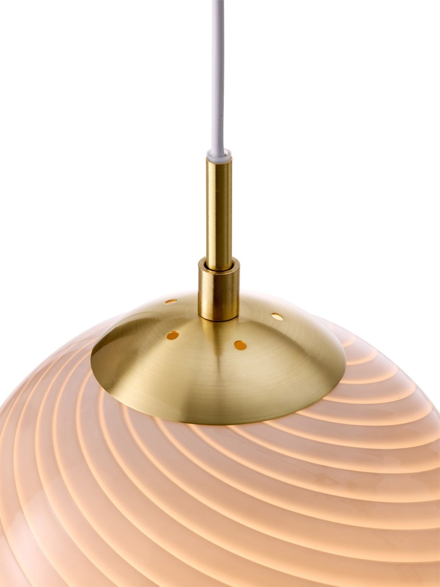 Candy Ball Ø25 Grijs hanglamp Van Halo Design - De ronde kap is gemaakt van mondgeblazen grijs glas met een decoratief, gedraaid patroon dat de lamp een unieke uitstraling geeft.
