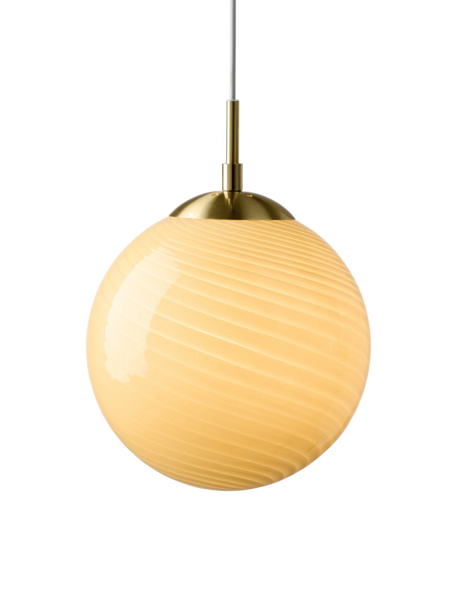  Candy Ball Ø25 Crème wit hanglamp Van Halo Design - De ronde kap is gemaakt van handgeblazen crèmekleurig glas met een decoratief, gedraaid patroon dat de lamp een unieke uitstraling geeft.