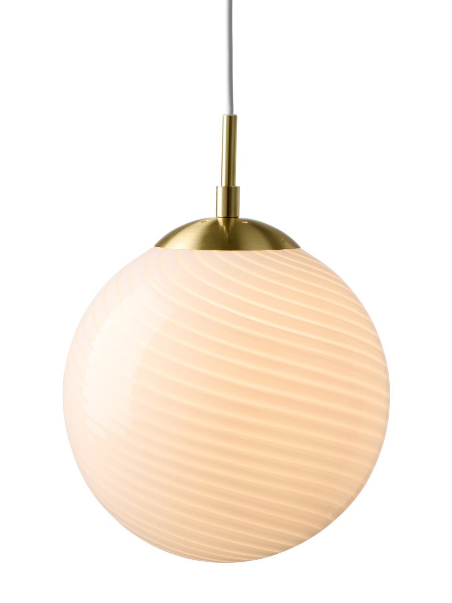  Candy Ball Ø30 Wit hanglamp Van Halo Design - Met zijn tijdloze design past Candy Ball net zo goed in een vensterbank als boven een bijzettafel of in een groepje boven de eettafel.