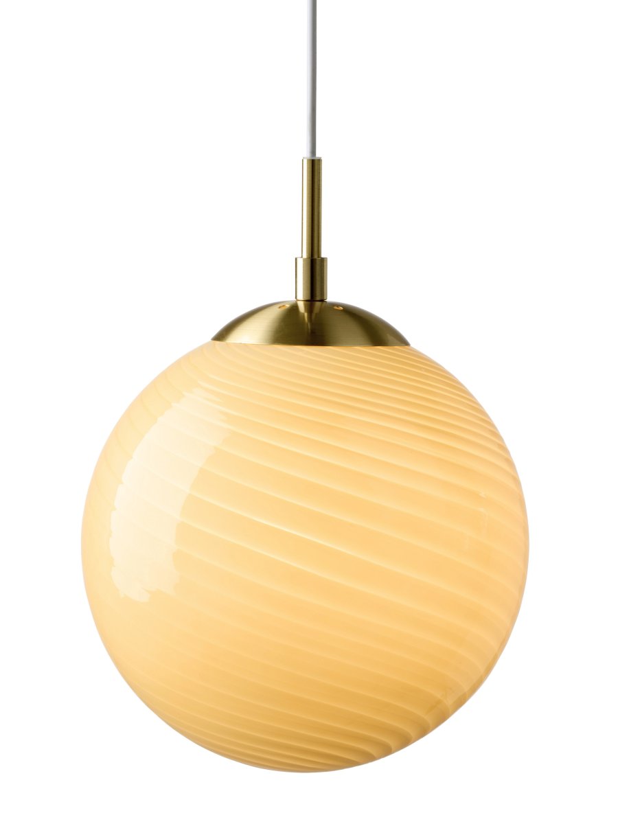Candy Ball Ø30 Crème wit hanglamp Van Halo Design - De ronde kap is gemaakt van handgeblazen crèmekleurig glas met een decoratief, gedraaid patroon dat de lamp een unieke uitstraling geeft.