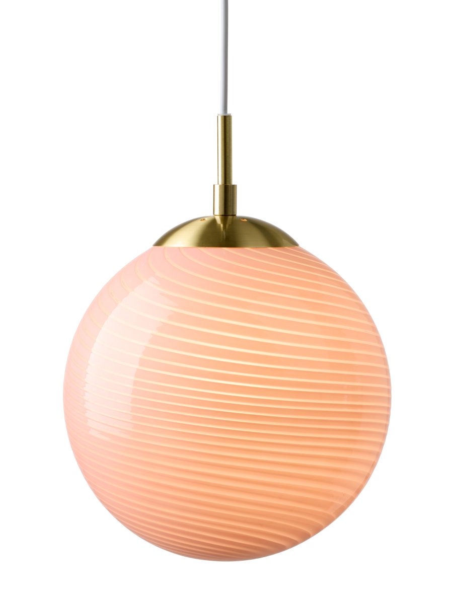 Candy Ball Ø30 Roze hanglamp Van Halo Design - De ronde kap is gemaakt van mondgeblazen roze glas met een decoratief, gedraaid patroon dat de lamp een unieke uitstraling geeft.