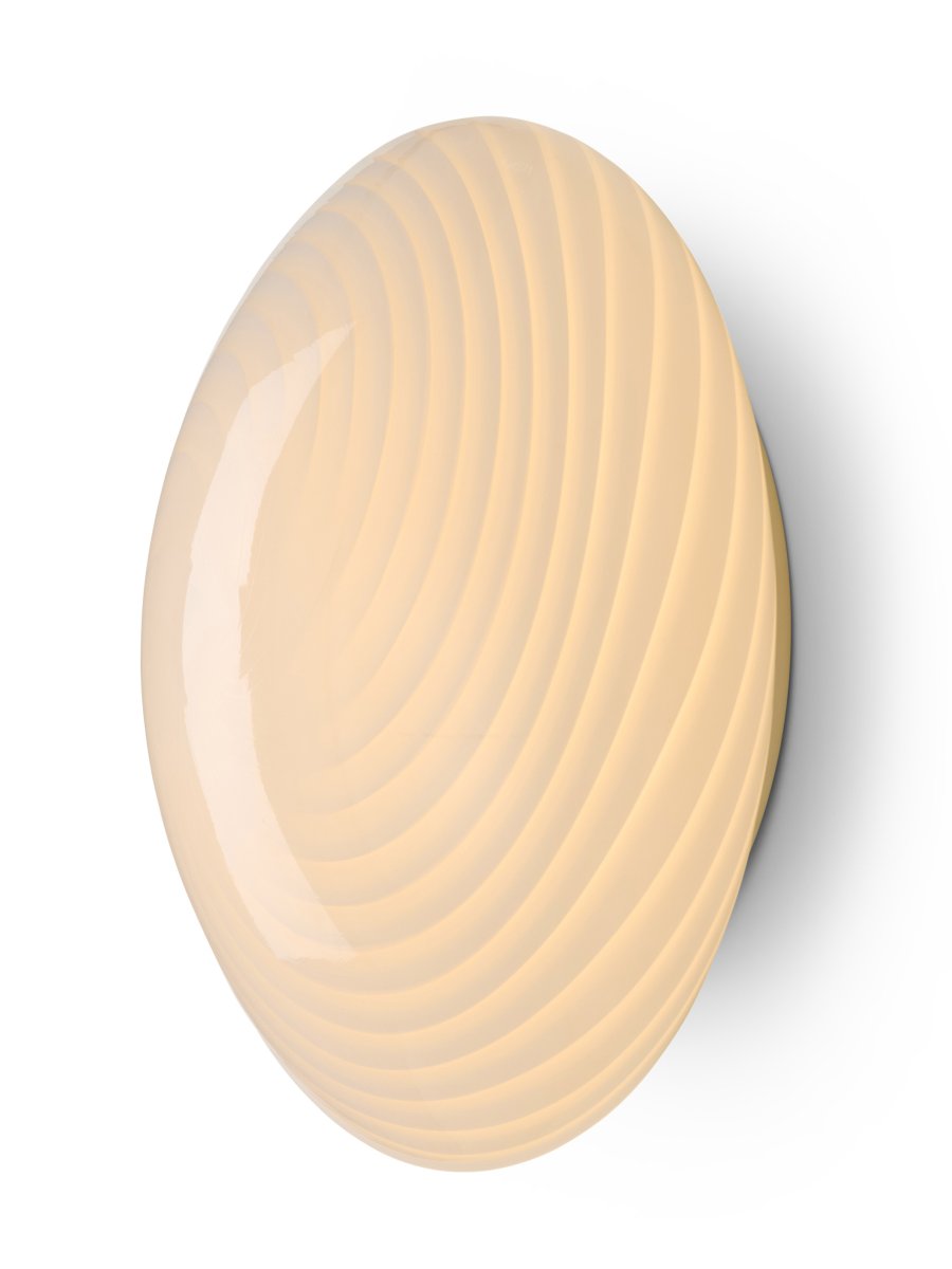 Candy Ø30 Wit plafondlamp Van Halo Design - De ronde kap is gemaakt van mondgeblazen glas met een decoratief, gedraaid patroon dat de lamp een mooie uitstraling geeft.