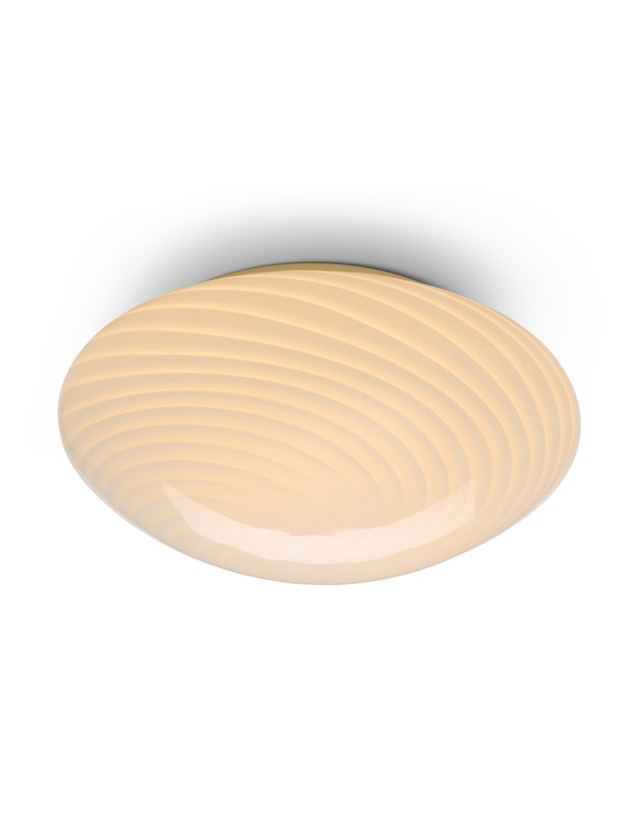 Candy Ø30 Wit plafondlamp Van Halo Design - De ronde kap is gemaakt van mondgeblazen glas met een decoratief, gedraaid patroon dat de lamp een mooie uitstraling geeft.