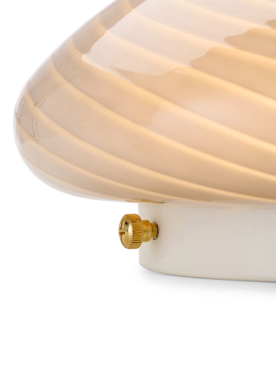 Candy Ø30 Grijs plafondlamp Van Halo Design - De ronde kap is gemaakt van mondgeblazen glas met een decoratief, gedraaid patroon dat de lamp een mooie uitstraling geeft.