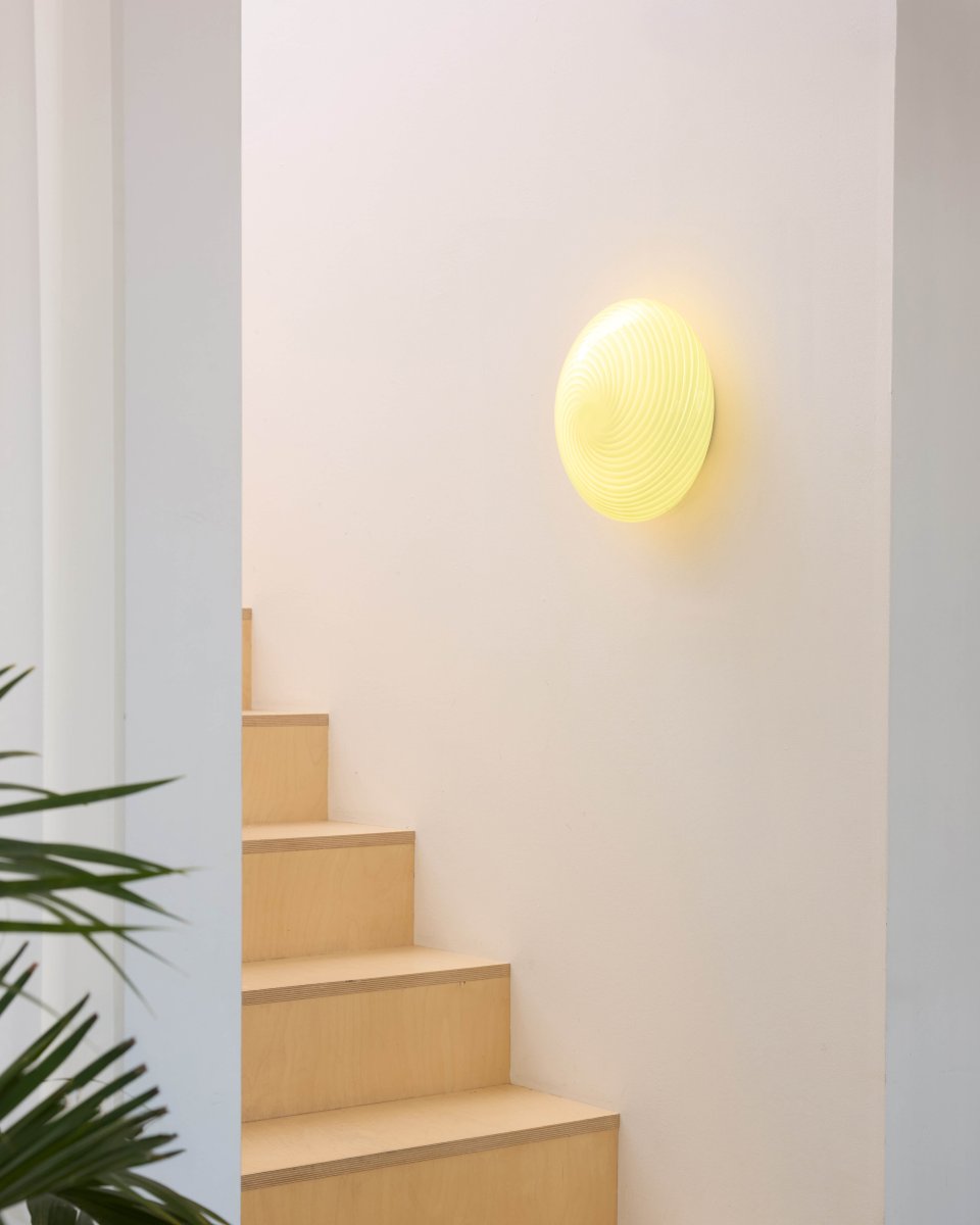 Candy Ø30 Crème wit plafondlamp Van Halo Design - De ronde kap is gemaakt van mondgeblazen glas met een decoratief, gedraaid patroon dat de lamp een mooie uitstraling geeft.