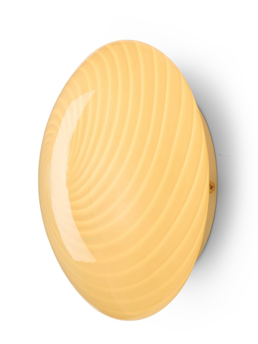 Candy Ø30 Crème wit plafondlamp Van Halo Design - De ronde kap is gemaakt van mondgeblazen glas met een decoratief, gedraaid patroon dat de lamp een mooie uitstraling geeft.