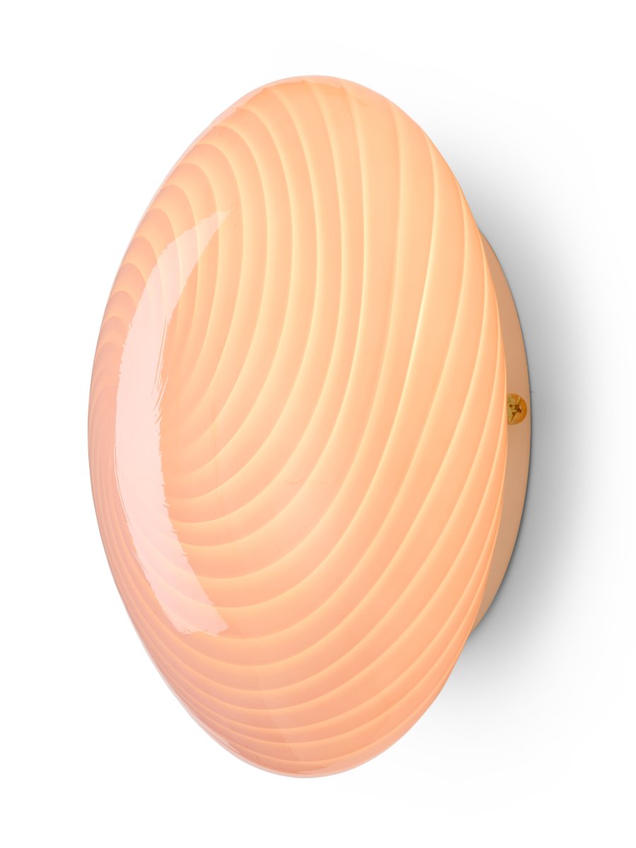 Candy Ø30 Roze plafondlamp Van Halo Design - De ronde kap is gemaakt van mondgeblazen glas met een decoratief, gedraaid patroon dat de lamp een mooie uitstraling geeft.