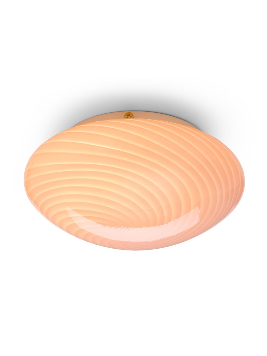 Candy Ø30 Roze plafondlamp Van Halo Design - De ronde kap is gemaakt van mondgeblazen glas met een decoratief, gedraaid patroon dat de lamp een mooie uitstraling geeft.