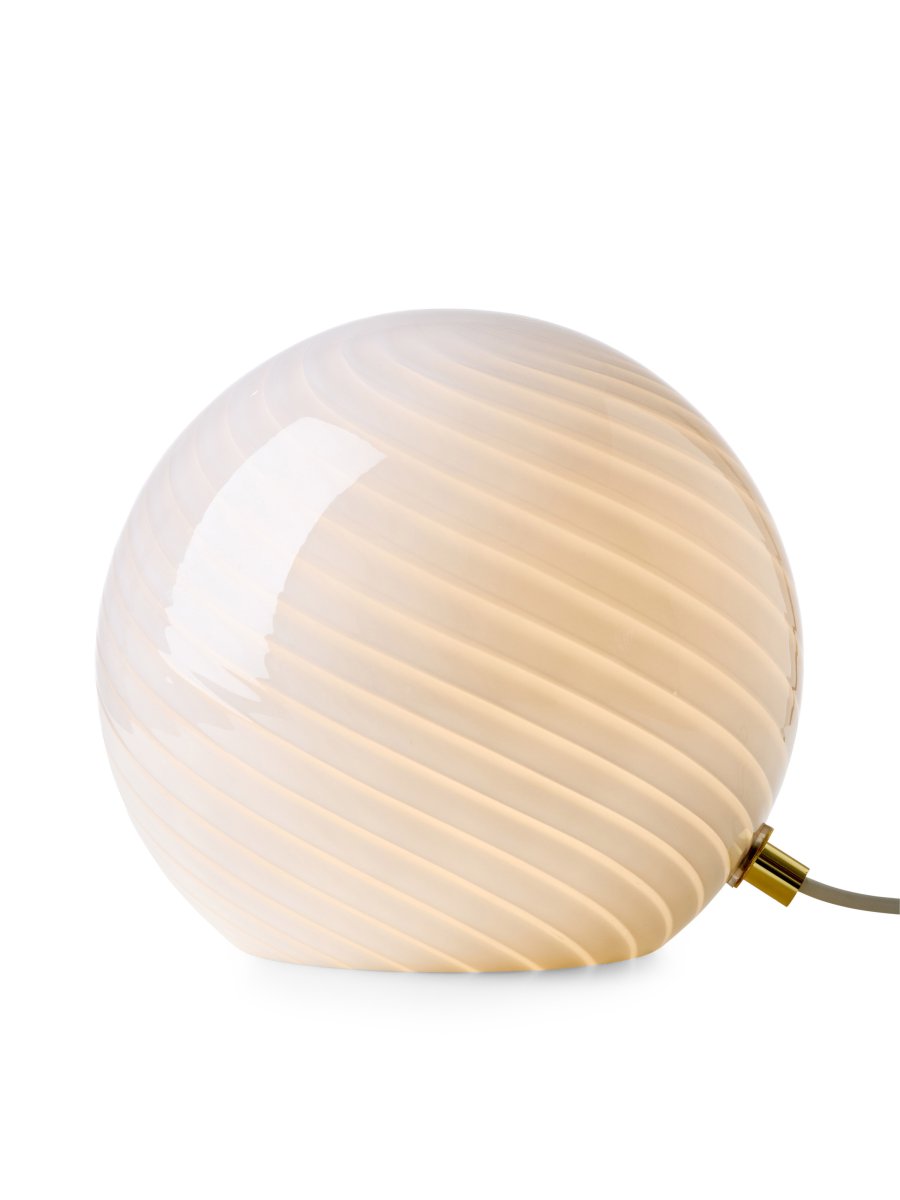  Candy 20cm Wit tafellamp Van Halo Design - De ronde vorm is gemaakt van mondgeblazen glas met een decoratief, gedraaid patroon dat de lamp een unieke uitstraling geeft.