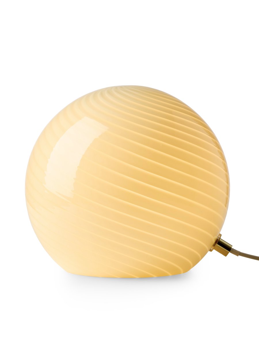 Candy 20cm Crème wit tafellamp Van Halo Design - De ronde vorm is gemaakt van mondgeblazen glas met een decoratief, gedraaid patroon dat de lamp een unieke uitstraling geeft.
