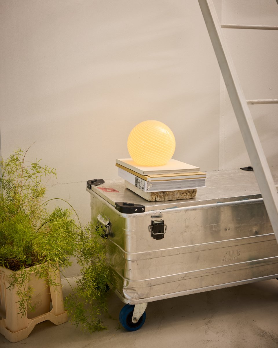 Candy 20cm Crème wit tafellamp Van Halo Design - De ronde vorm is gemaakt van mondgeblazen glas met een decoratief, gedraaid patroon dat de lamp een unieke uitstraling geeft.