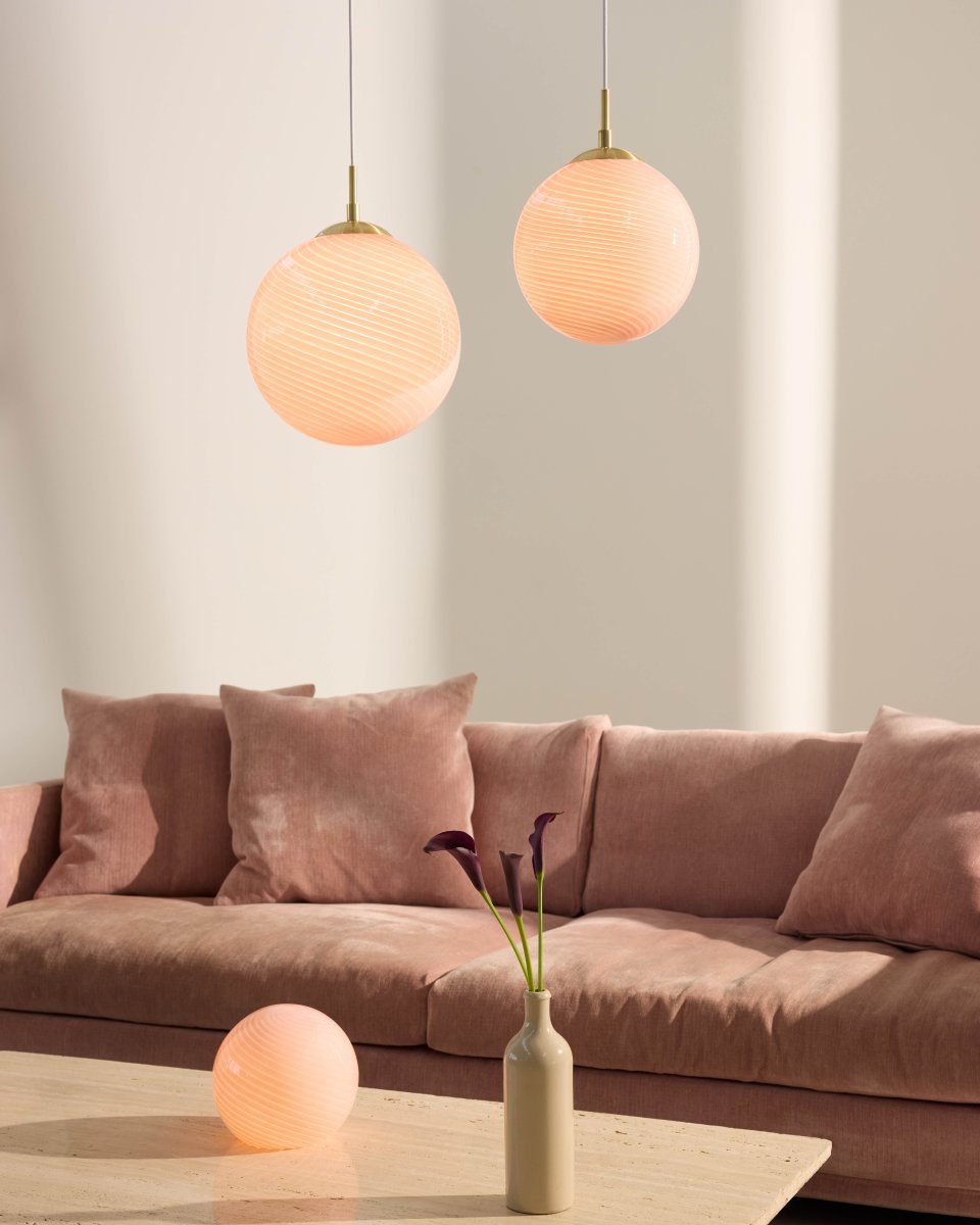 Candy Ball Ø25 Roze hanglamp Van Halo Design - De ronde kap is gemaakt van mondgeblazen roze glas met een decoratief, gedraaid patroon dat de lamp een unieke uitstraling geeft.