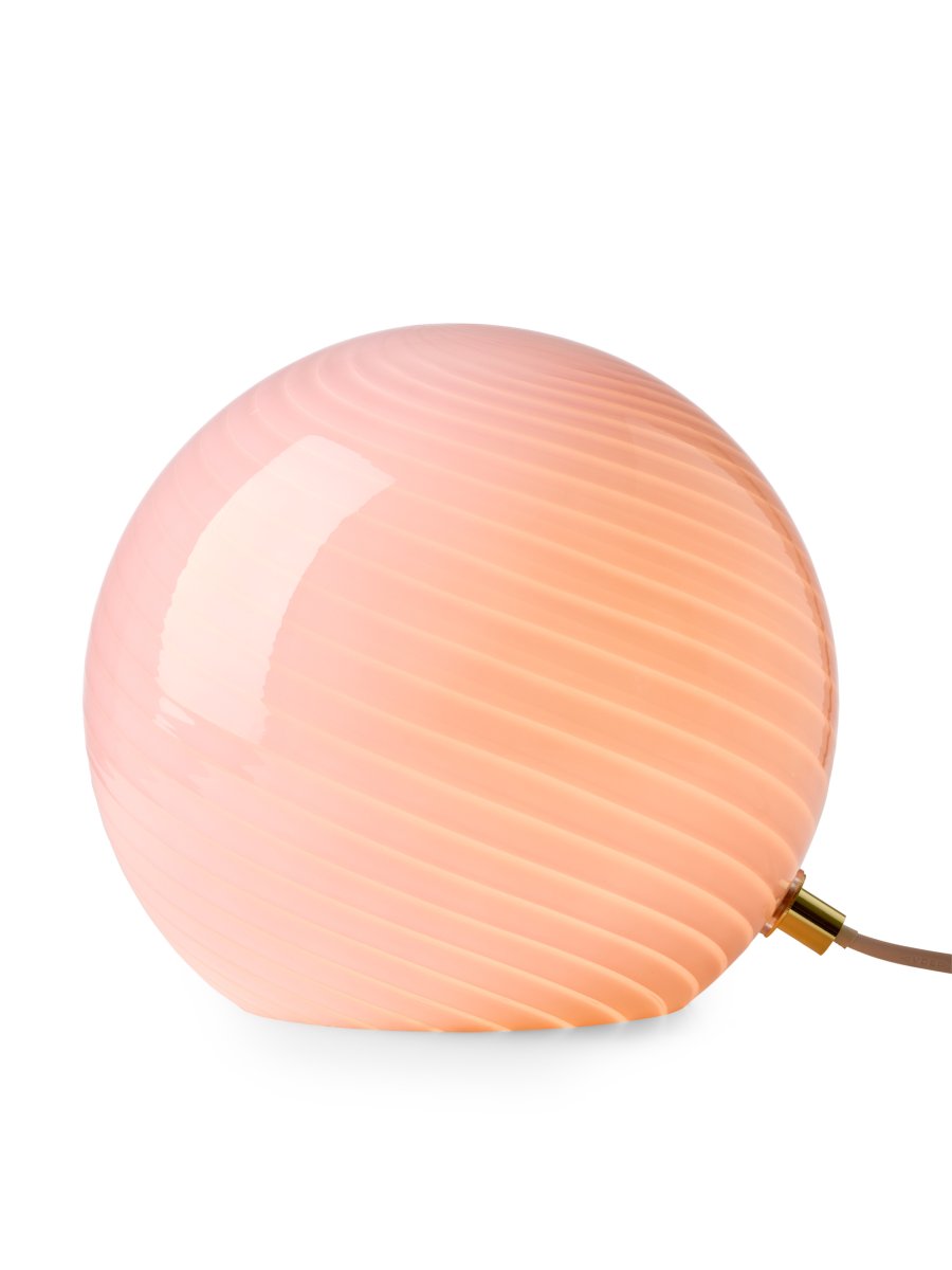 Candy 20cm Roze tafellamp Van Halo Design - De ronde vorm is gemaakt van mondgeblazen glas met een decoratief, gedraaid patroon dat de lamp een unieke uitstraling geeft.