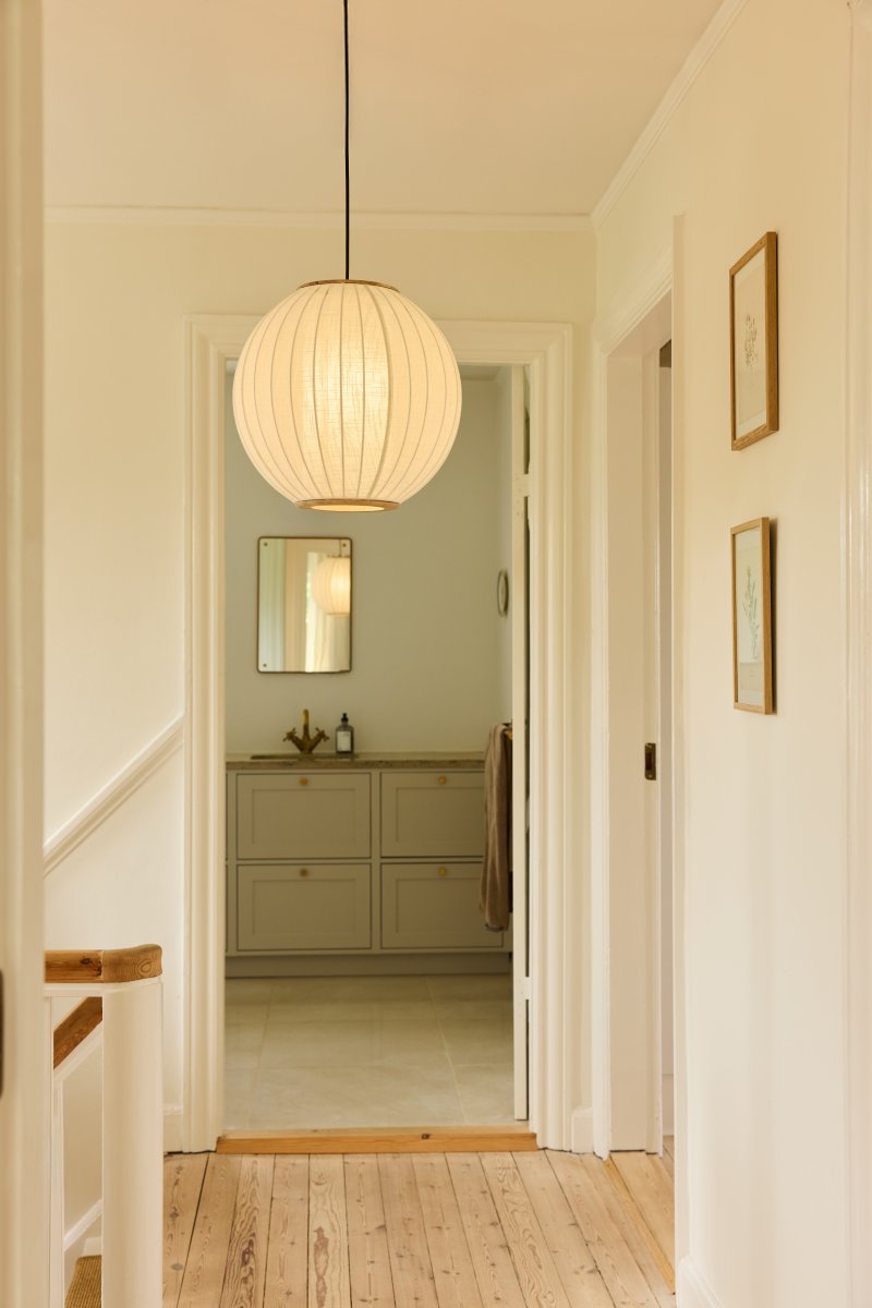 Balloon Ø40 Crème wit hanglamp Van Halo Design - Balloon is een elegante plafondpendellamp met een afgerond, ballonvormig ontwerp die een prachtige blikvanger in de kamer vormt.