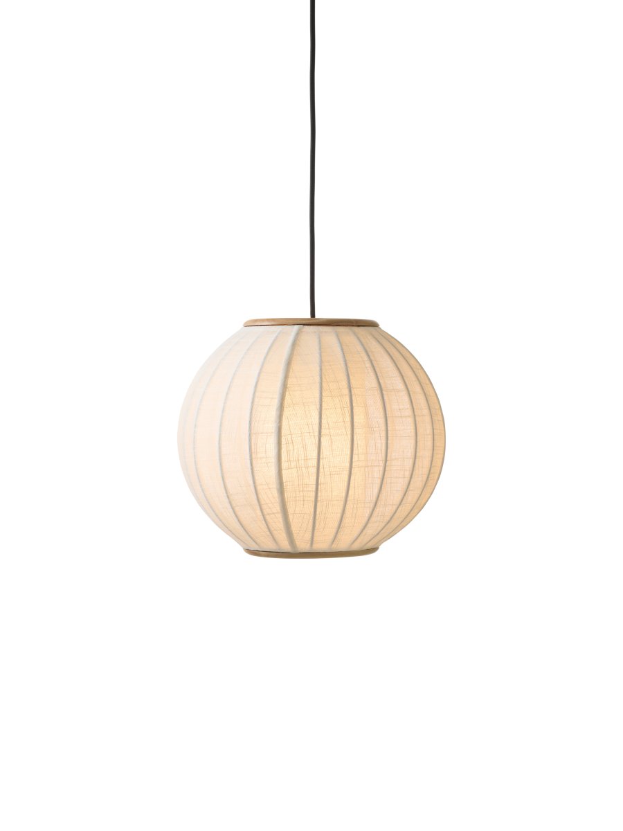 Balloon Ø40 Crème wit hanglamp Van Halo Design - Balloon is een elegante plafondpendellamp met een afgerond, ballonvormig ontwerp die een prachtige blikvanger in de kamer vormt.
