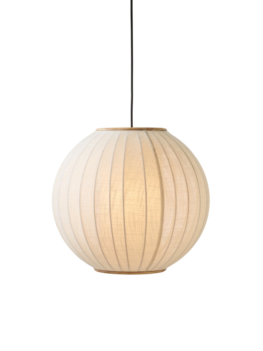 Balloon Ø50 Crème wit hanglamp Van Halo Design - Balloon is een elegante plafondpendellamp met een afgerond, ballonvormig ontwerp die een prachtige blikvanger in de kamer vormt.