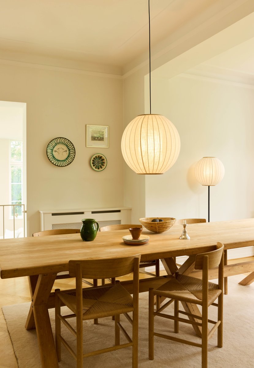 Balloon Crème wit vloerlamp Van Halo Design - Het slanke, zwarte metalen frame vormt een mooi contrast met de lichte kap die een zacht en aangenaam licht verspreidt.