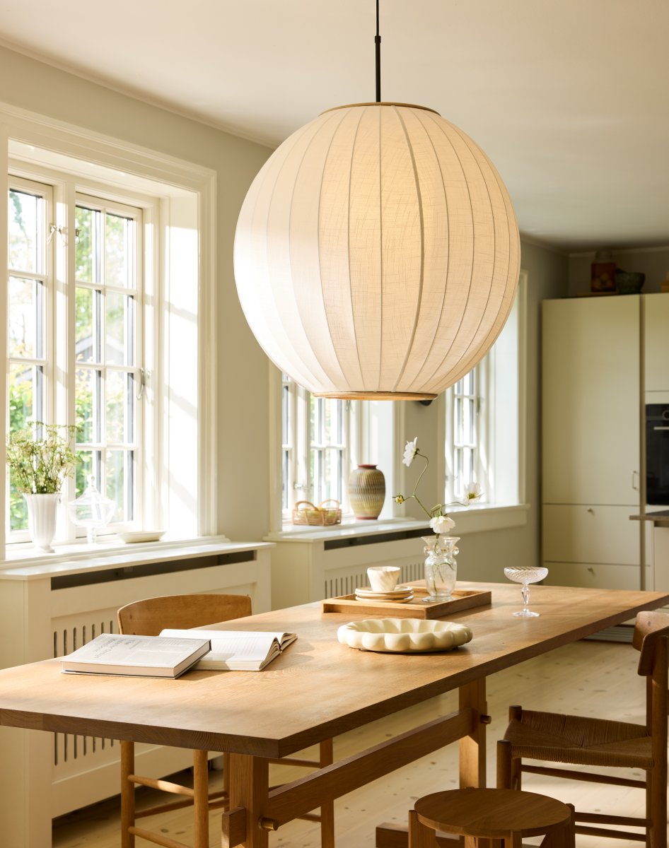 Balloon Ø70 Crème wit hanglamp Van Halo Design - Balloon is een elegante plafondlamp met een royale diameter van 70 cm die een indrukwekkende blikvanger in de kamer zal zijn.