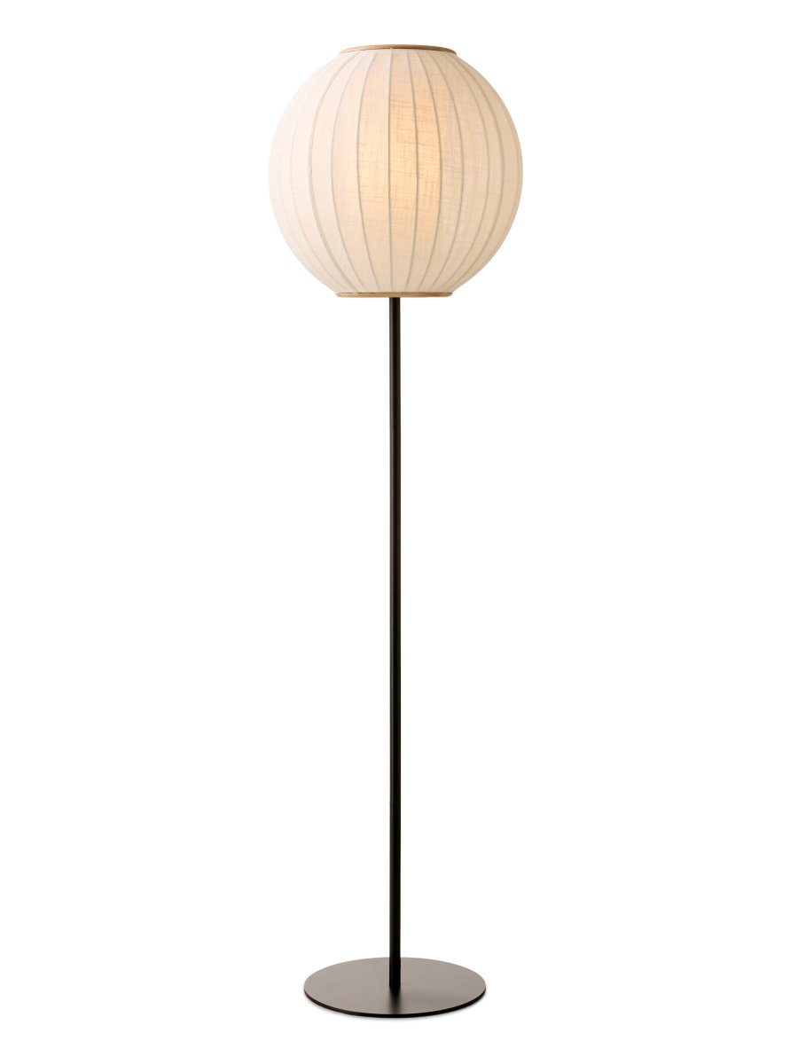 Balloon Crème wit vloerlamp Van Halo Design - Het slanke, zwarte metalen frame vormt een mooi contrast met de lichte kap die een zacht en aangenaam licht verspreidt.