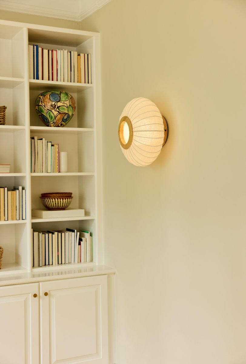 Balloon Ø40 Crème wit plafondlamp Van Halo Design - De textielen kap verspreidt een zacht en aangenaam licht dat een gezellige sfeer in de kamer creëert.