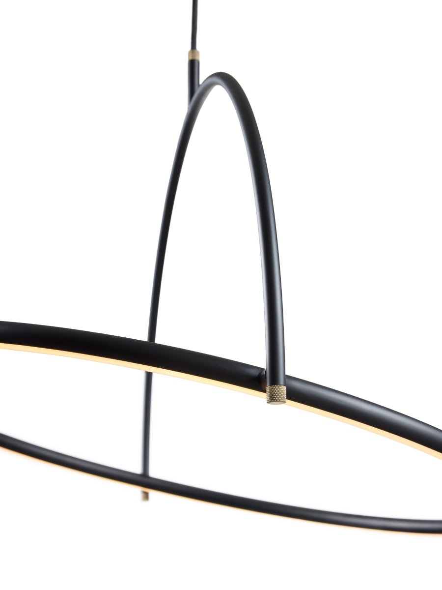 Tilt Ø60 Zwart hanglamp Van Halo Design - Tilt past perfect boven de eettafel of in de woonkamer, waar het functionele verlichting combineert met een modern design.