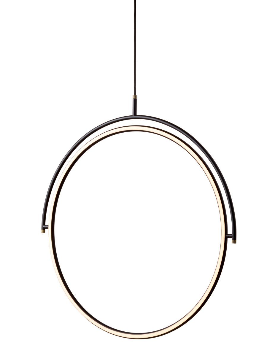 Tilt Ø60 Zwart hanglamp Van Halo Design - Tilt past perfect boven de eettafel of in de woonkamer, waar het functionele verlichting combineert met een modern design.