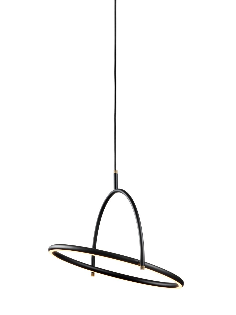 Tilit Ø40 Zwart hanglamp Van Halo Design - Tilt past perfect boven de eettafel of in de woonkamer, waar het functionele verlichting combineert met een modern design.