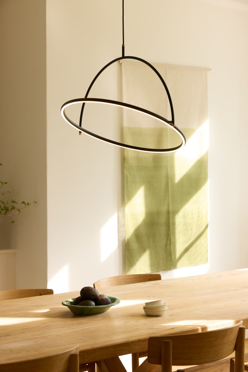 Tilt Ø60 Zwart hanglamp Van Halo Design - Tilt past perfect boven de eettafel of in de woonkamer, waar het functionele verlichting combineert met een modern design.