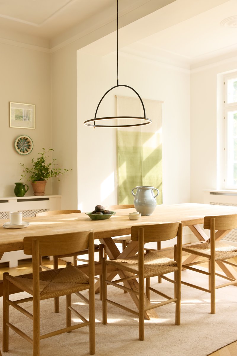 Tilt Ø60 Zwart hanglamp Van Halo Design - Tilt past perfect boven de eettafel of in de woonkamer, waar het functionele verlichting combineert met een modern design.