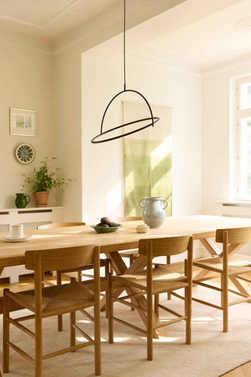Tilt Ø60 Zwart hanglamp Van Halo Design - Tilt past perfect boven de eettafel of in de woonkamer, waar het functionele verlichting combineert met een modern design.