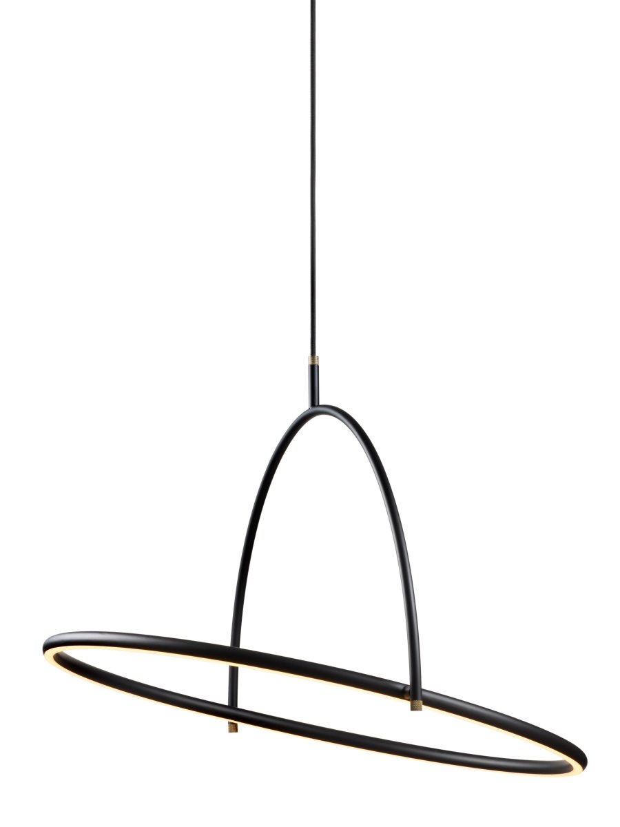 Tilt Ø60 Zwart hanglamp Van Halo Design - Tilt past perfect boven de eettafel of in de woonkamer, waar het functionele verlichting combineert met een modern design.