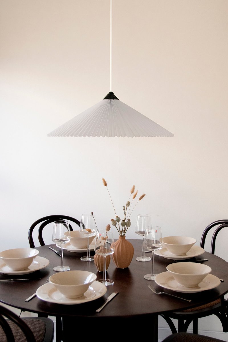 Matisse Ø60 Wit hanglamp Van Globen Lighting - De lamp heeft een geplooide witte stoffen kap en is versierd met een bijpassende geplooide bovenkant van matzwart gelakt metaal.