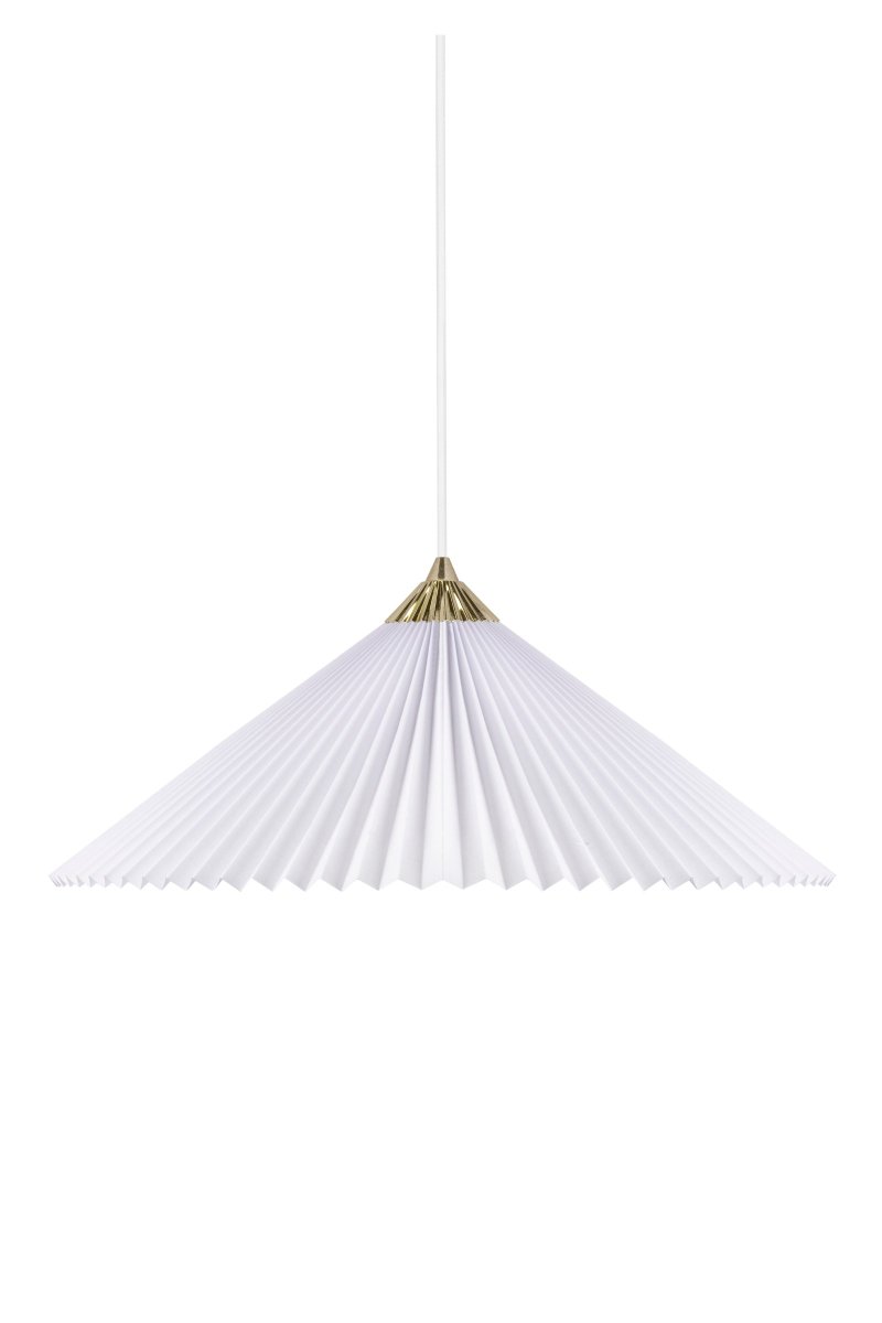 Matisse Ø60 Wit hanglamp Van Globen Lighting - De lamp heeft een geplooide witte textielen kap en is versierd met een bijpassende geplooide bovenkant van messingkleurig metaal.