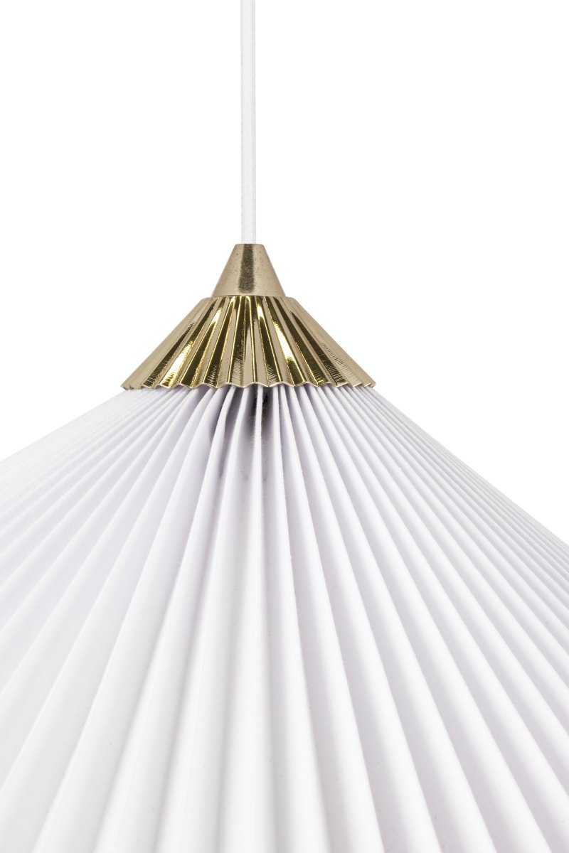 Matisse Ø60 Wit hanglamp Van Globen Lighting - De lamp heeft een geplooide witte textielen kap en is versierd met een bijpassende geplooide bovenkant van messingkleurig metaal.