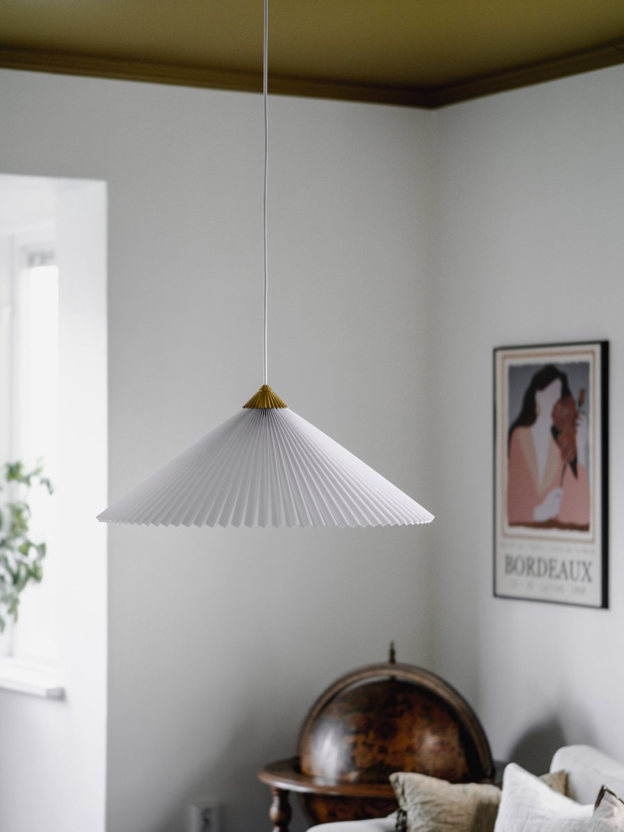 Matisse Ø60 Wit hanglamp Van Globen Lighting - De lamp heeft een geplooide witte textielen kap en is versierd met een bijpassende geplooide bovenkant van messingkleurig metaal.
